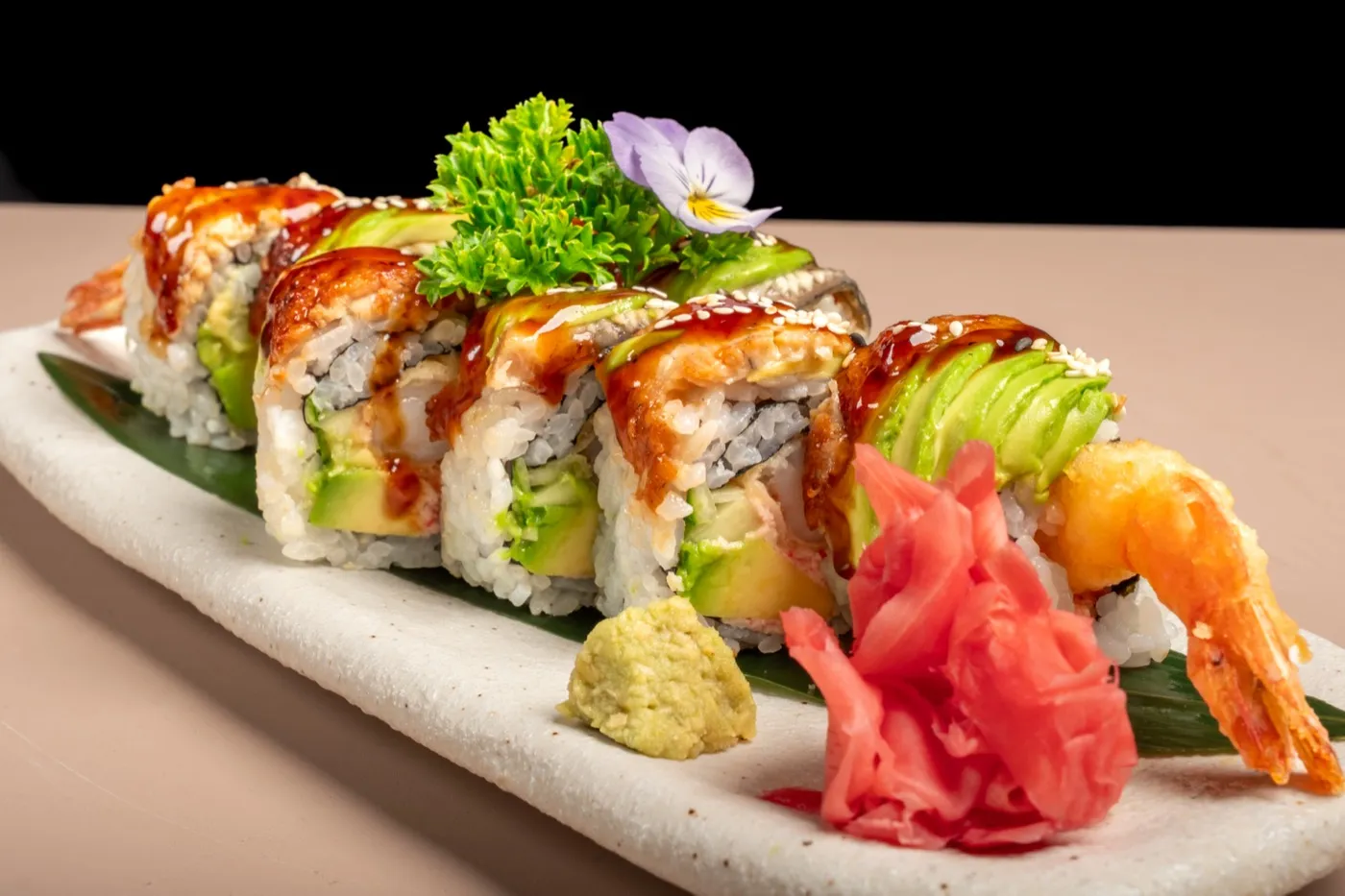 Dragon roll — osm kusů s úhořem a avokádem