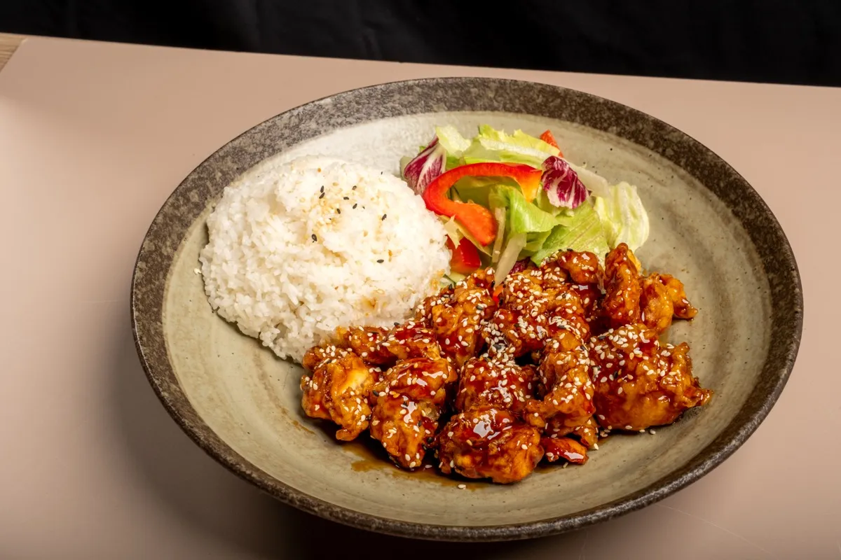 Polední menu — kuřecí teriyaki s rýží a salátem