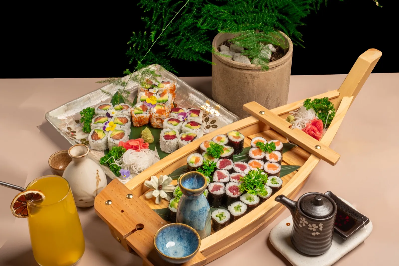 Sushi loď s výběrem maki a nigiri