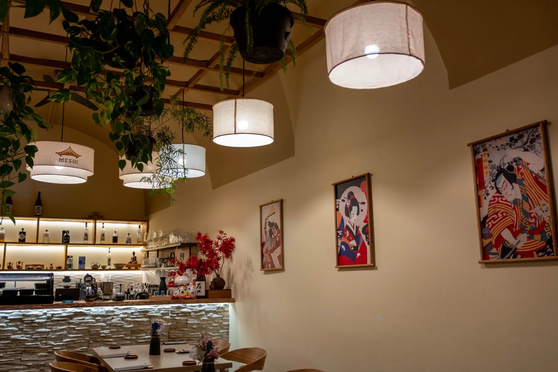 Interiér restaurace MESHi s dřevěnými prvky a závěsnými lampami